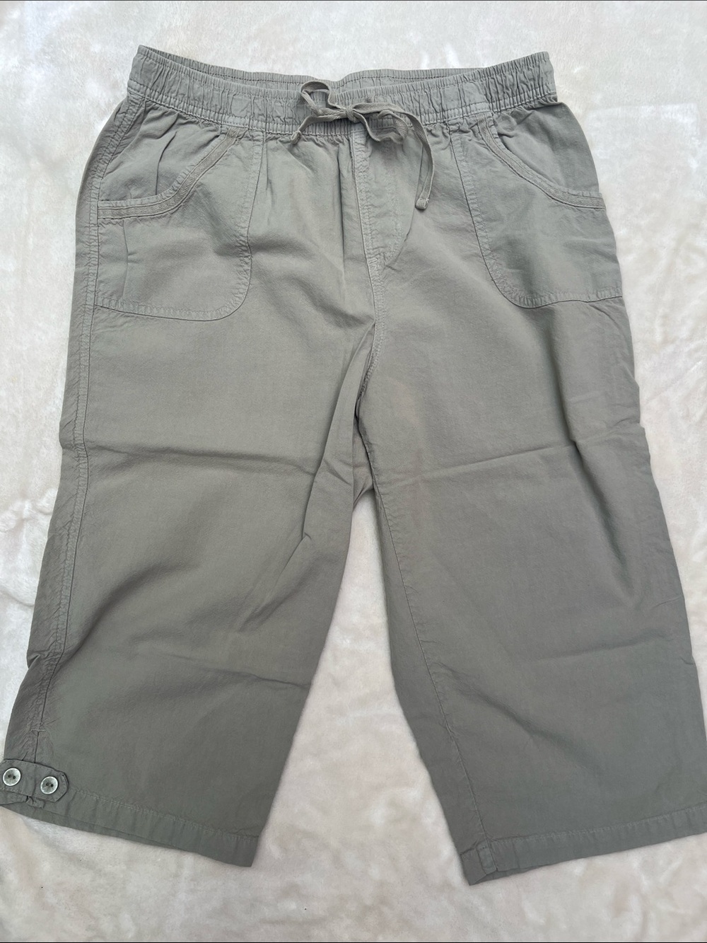 GLORIA VANDERBILT 🏝️ BUNDLE OF 2 COTTON TAN/GREEN CAPRI PANTS Women’s Petite L - Picture 2 of 6